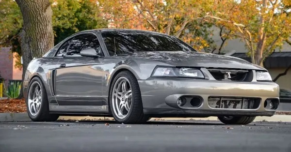 Ford Mustang SVT Cobra Terminator 2004 color plateado