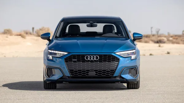 Exterior frontal del Audi A3 Sedan 2024 color azul