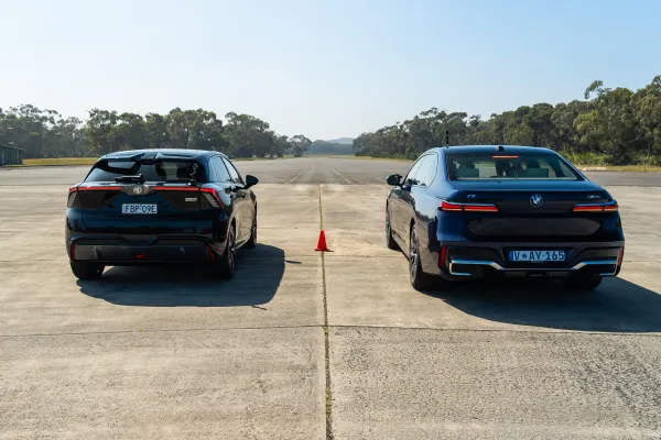 BMW M2 vs MG4 XPower