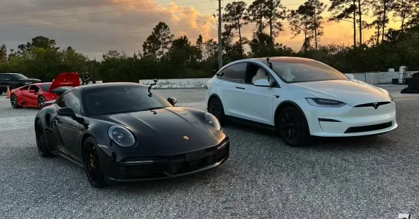 Porsche 911 Turbo S vs Tesla Model X Plaid