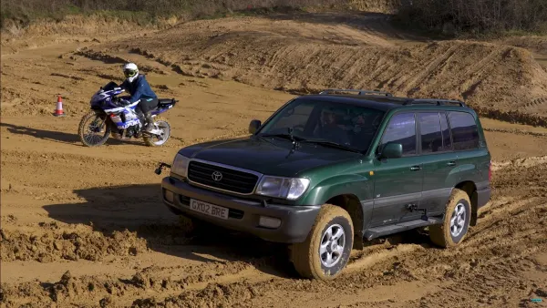 Land Cruiser V8 vs. Superbike