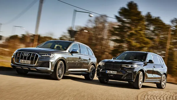 BMW X7 M50d vs M60i