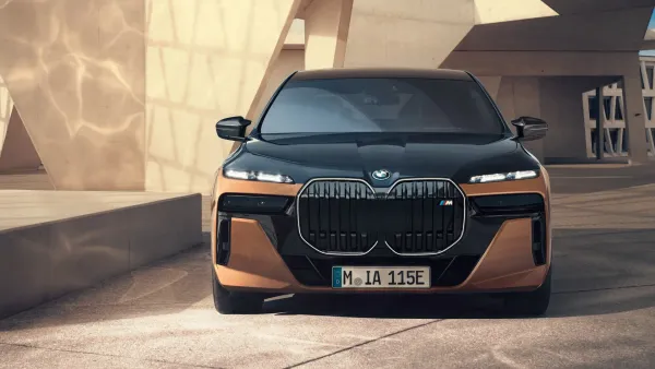 BMW i7 M70