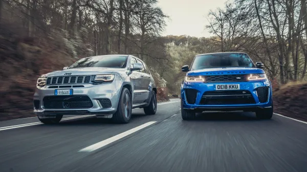 Range Rover Sport SVR vs Lamborghini Urus