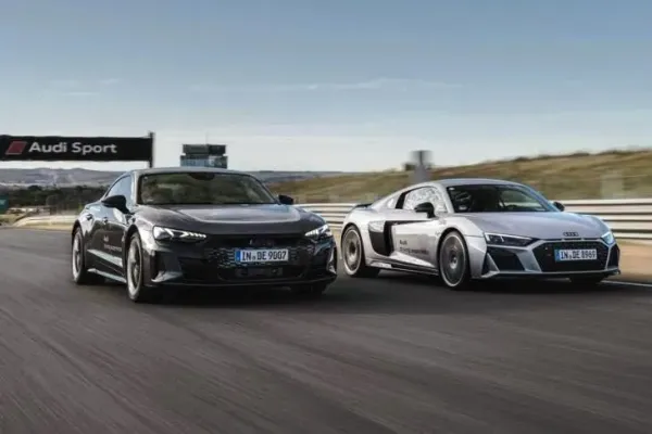 Audi R8 V10 vs Audi RS e-tron GT