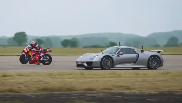 Porsche 918 Spyder vs. Moto GP