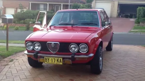 Alfa Romeo Alfetta 1976: Galería de Fotos y Análisis de un Clásico Italiano