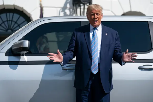 Trump podría eliminar el crédito fiscal para vehículos eléctricos en EE. UU.: Impacto en la industria automotriz