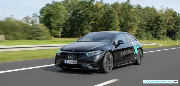 Mercedes-Benz EQS Drive Pilot: Prueba en Alemania con Innovadora Iluminación Turquesa para Conducción Autónoma Nivel 3