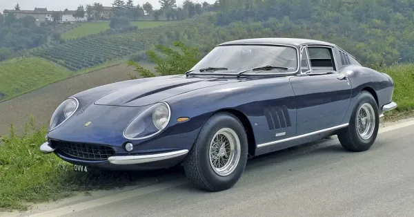 Ferrari 275 GTB: Un Paseo de Lujo por París - Experiencia Inolvidable para Amantes de los Autos Clásicos