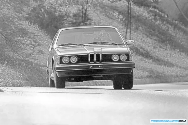 BMW 733i (E23): Reviviendo el Elegante Sedán de Lujo de los 80 - Historia, Características y Legado