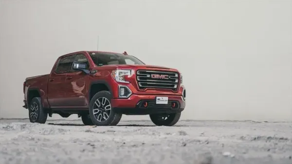 GMC Sierra AT4 Atascada en un Estacionamiento: ¿Error del Conductor o Falla del Diseño? - Análisis y Opiniones