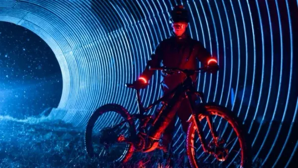 Guía Experta: Consejos de Simon Carlsson para Rodar Seguro en Bicicleta Eléctrica de Noche