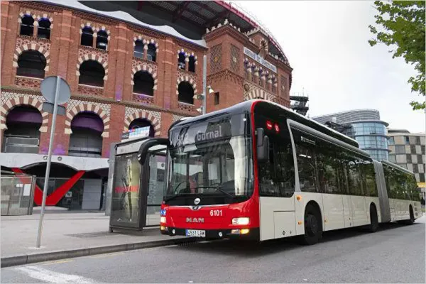 IA Revoluciona el Transporte Público en Barcelona: Buses Inteligentes Controlan Carriles y Mejoran la Eficiencia